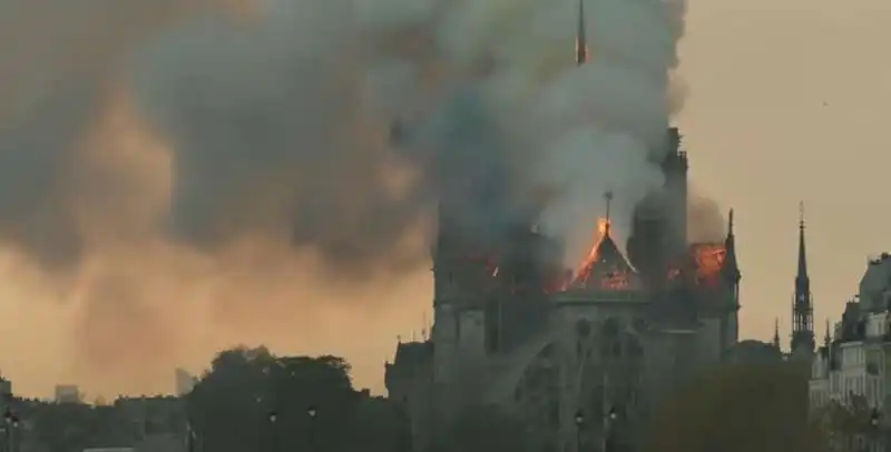 il film notre dame brule  14