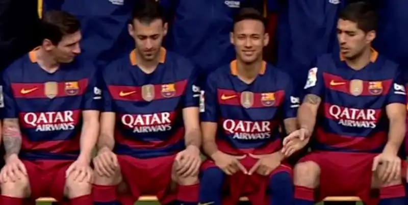 il gesto di neymar nella foto di squadra