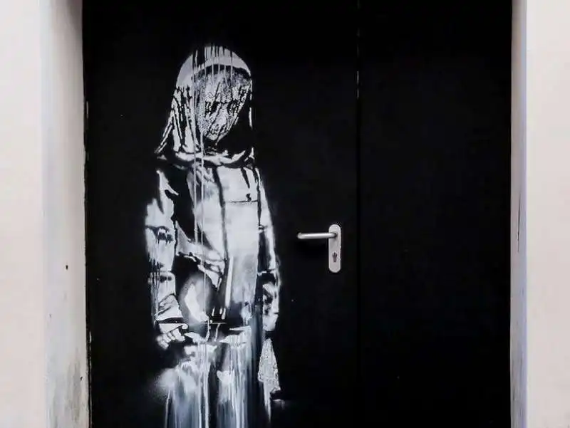 il murale di banksy sulla porta del bataclan  2