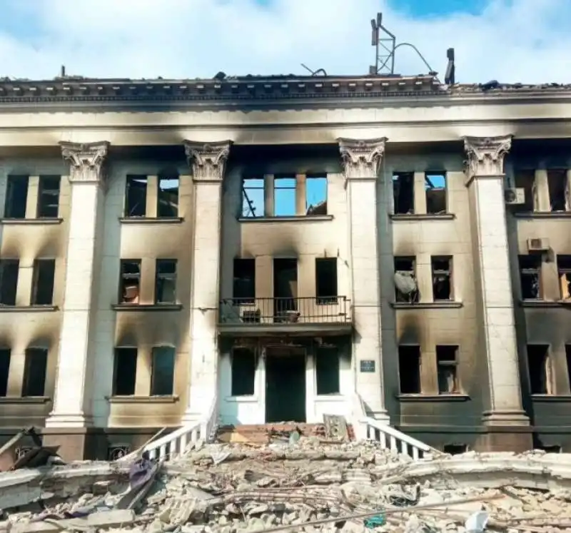 il teatro di mariupol bombardato 4