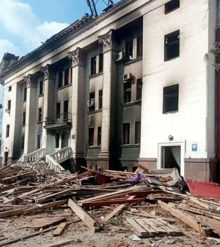 il teatro di mariupol bombardato 5