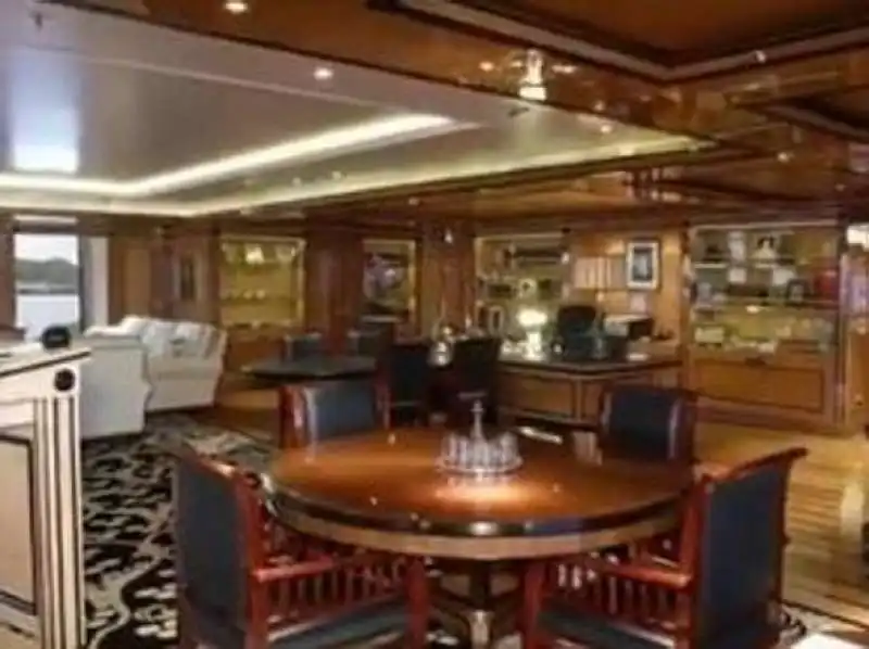 interno dello yacht dilbar 13