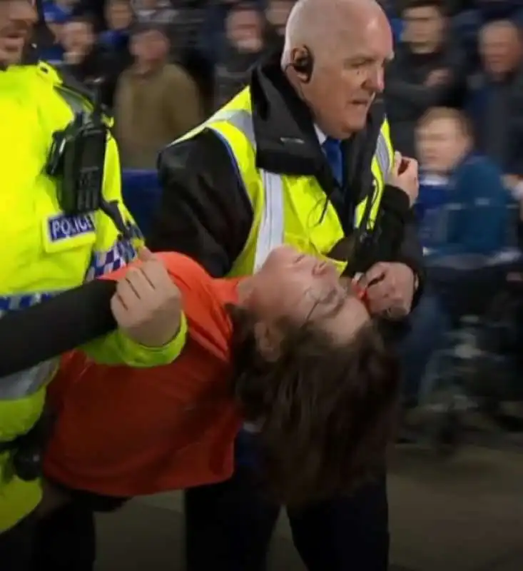 invasore di campo si lega al palo durante everton newcastle 