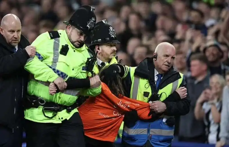 invasore di campo si lega al palo durante everton newcastle 