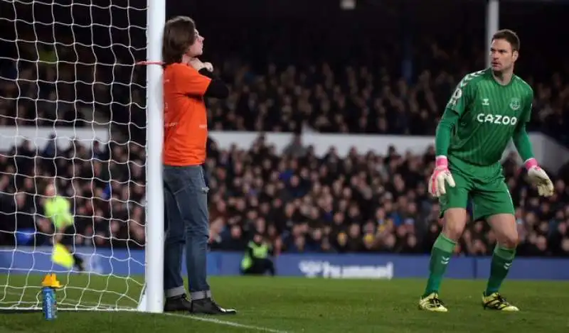 invasore di campo si lega al palo durante everton newcastle 