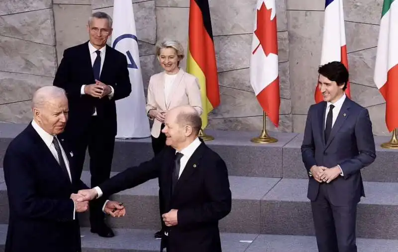  joe biden e olaf scholz con stoltenberg, von der leyen e trudeau 