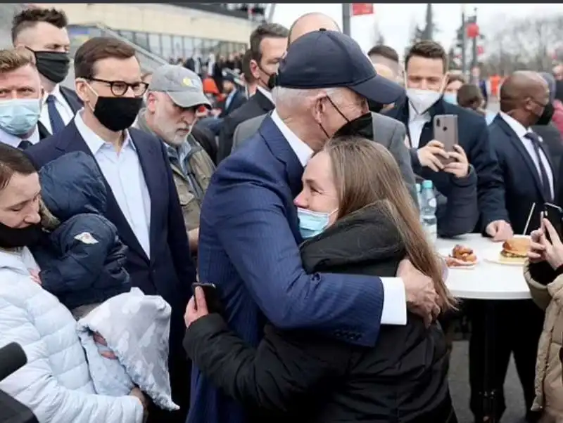 joe biden incontra i rifugiati ucraini a varsavia   4