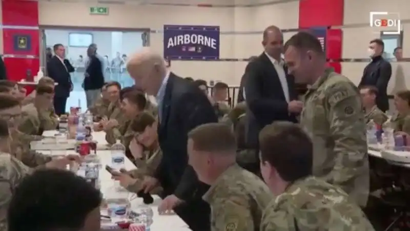 joe biden mangia la pizza con i soldati americani in polonia    13