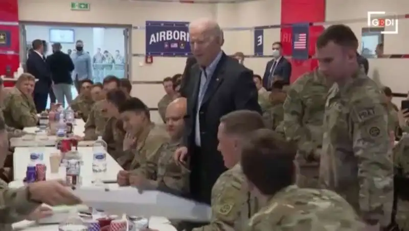 joe biden mangia la pizza con i soldati americani in polonia    14