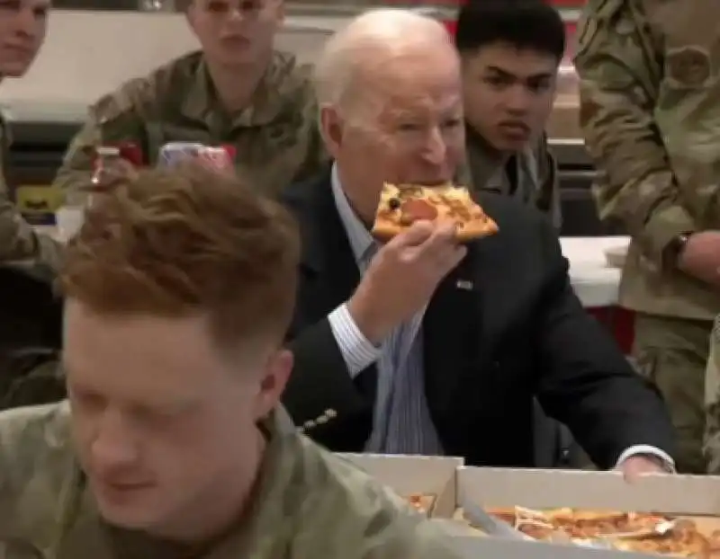 joe biden mangia la pizza con i soldati americani in polonia    2