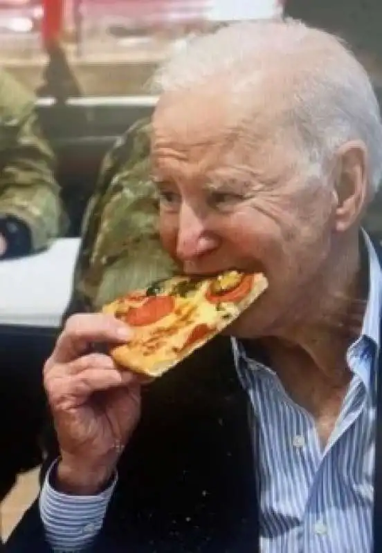 joe biden mangia la pizza con i soldati americani in polonia    6