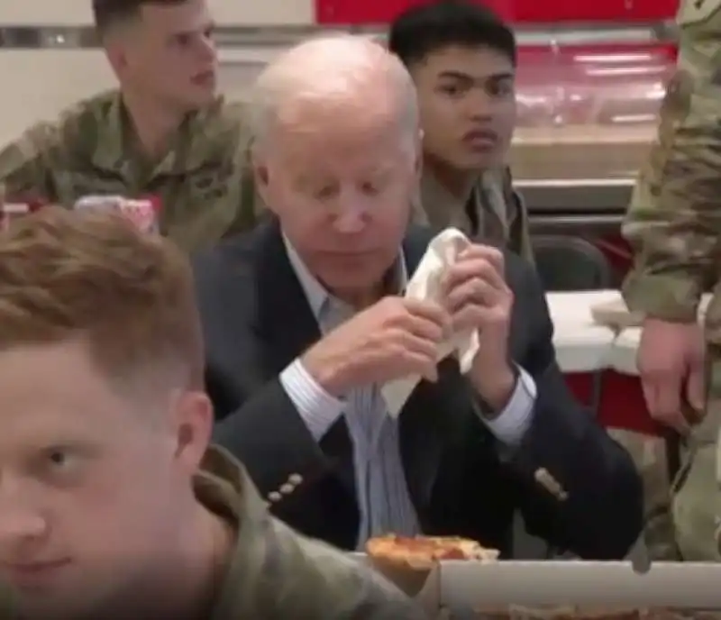 joe biden mangia la pizza con i soldati americani in polonia    8