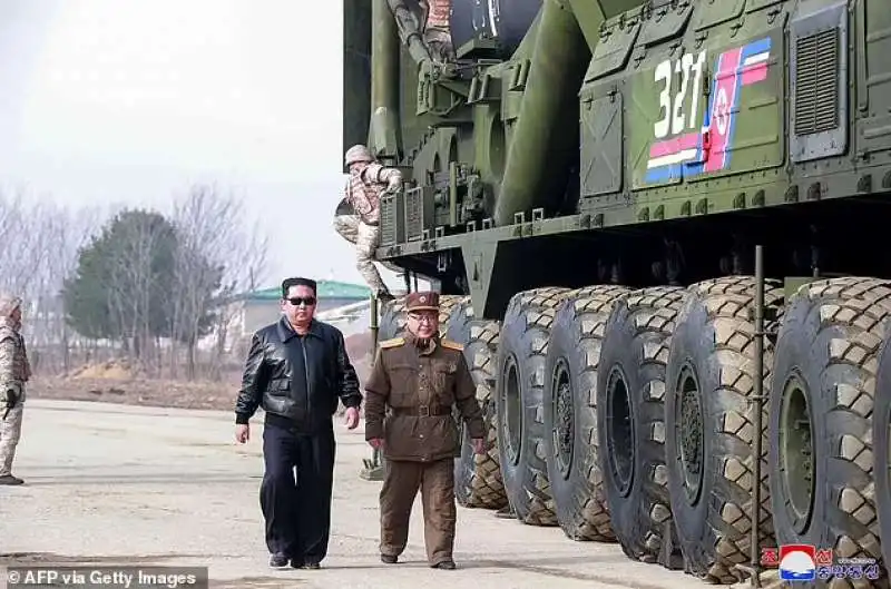 Kim Jong Un con il missile balistico intercontinentale (ICBM) 2