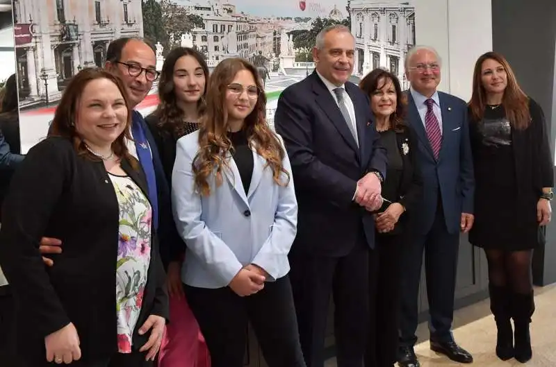 la famiglia tagliente con il capo della polizia lamberto giannini  foto di bacco