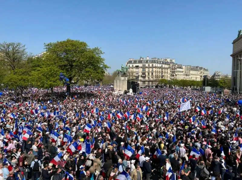 la folla a parigi per zemmour 1