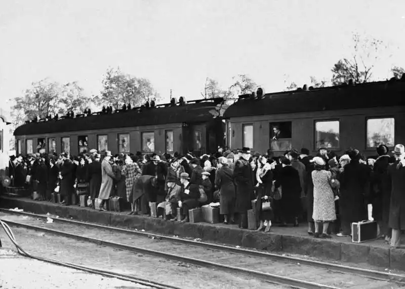 la folla in attesa dei treni in una stazione di helsinki, in finlandia, 11 marzo 1939