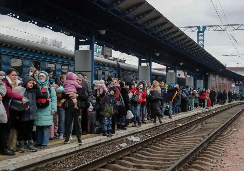 la gente aspetta al binario un treno di evacuazione alla stazione ferroviaria di kiev, il 5 marzo