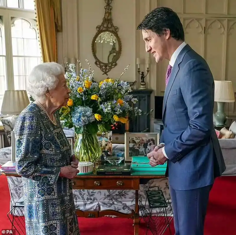 La regina Elisabetta e Justin Trudeau 3