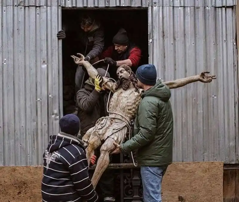 LA STATUA DI GESU EVACUATA DALLA CATTEDRALE DI LEOPOLI