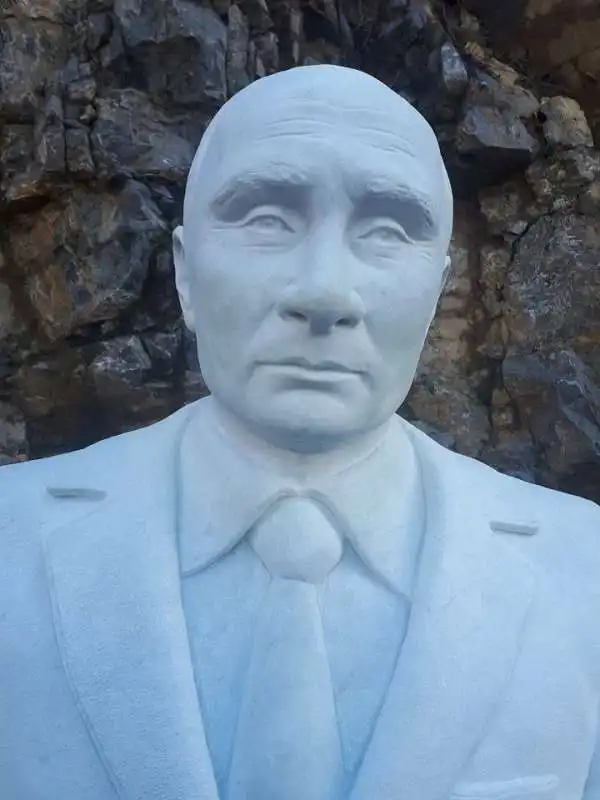 la statua di putin al parco dell'onore e del disonore vagli  