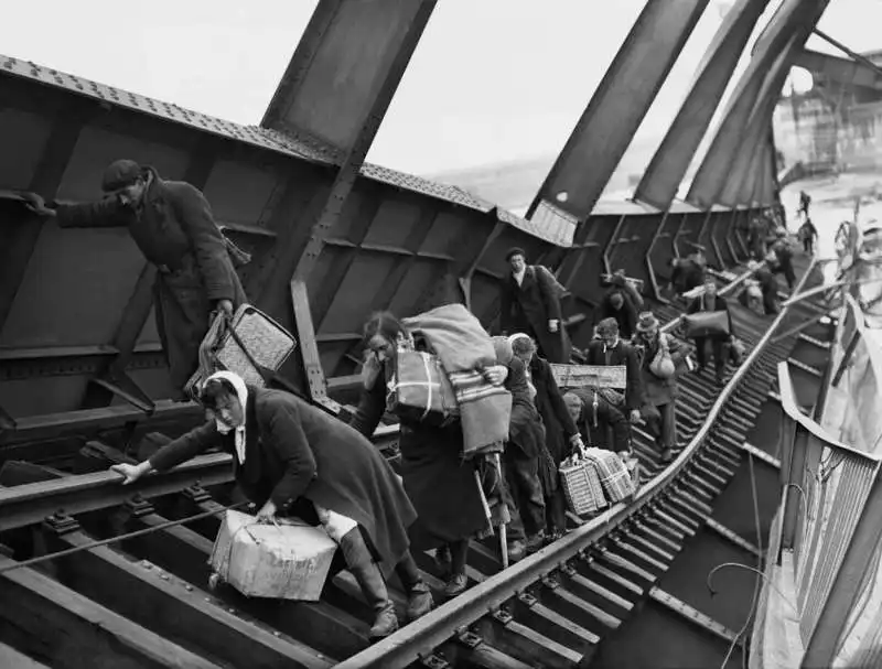 le famiglie attraversano il ponte danneggiato a tangermunde bombardato dai tedeschi durante la seconda guerra mondiale