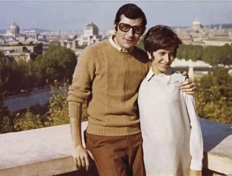 LUIGI CALABRESI E GEMMA CAPRA APPENA SPOSATI - 1969