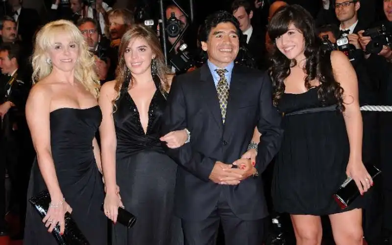 MARADONA CON MOGLIE E FIGLIE 