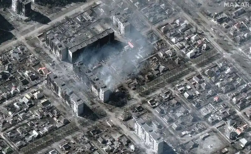 mariupol distrutta vista dal drone. 