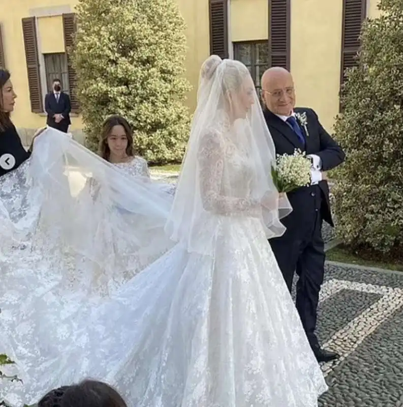 marta fascina con il velo e il padre 