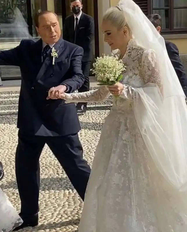 matrimonio berlusconi fascina    l'arrivo degli sposi