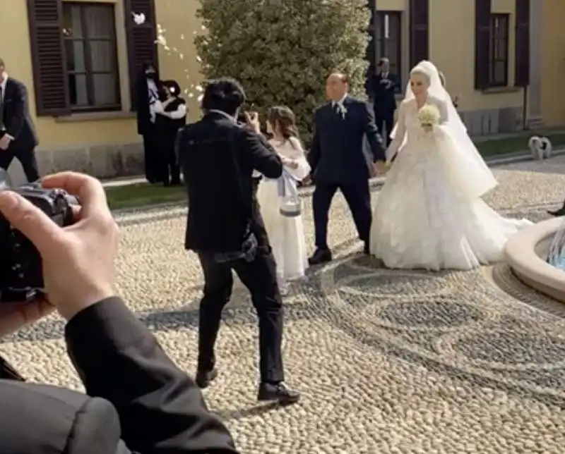 matrimonio berlusconi fascina   larrivo degli sposi a villa gernetto