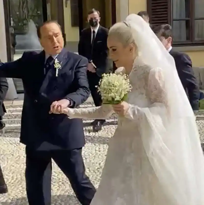 matrimonio berlusconi fascina   larrivo degli sposi a villa gernetto.  