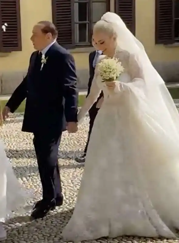 matrimonio berlusconi fascina   larrivo degli sposi a villa gernetto 3