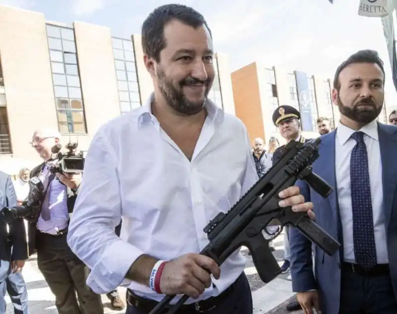 matteo salvini con le armi 3