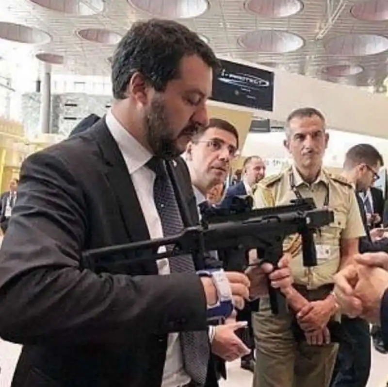 matteo salvini con le armi 5