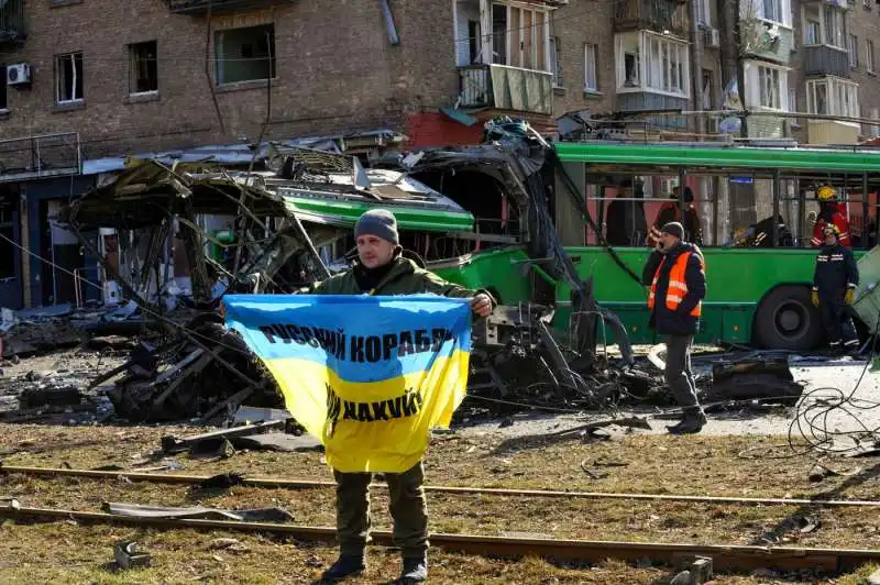 missili russi colpiscono un palazzo residenziale a kiev   36