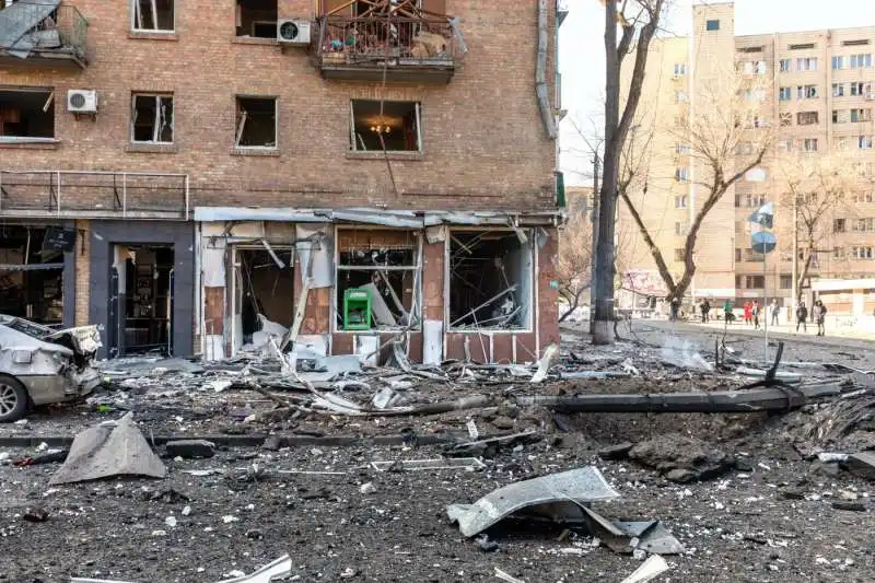 missili russi colpiscono un palazzo residenziale a kiev   4