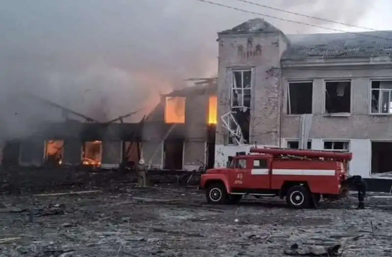 palazzo distrutto a sumy   ucraina 