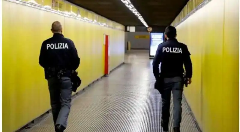 polizia nella metropolitana linea gialla milano 