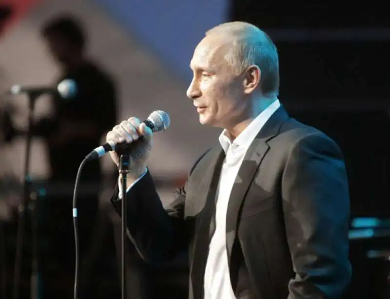 PUTIN CANTA BLUEBERRY HILL