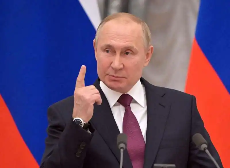 PUTIN CON L INDICE ALZATO