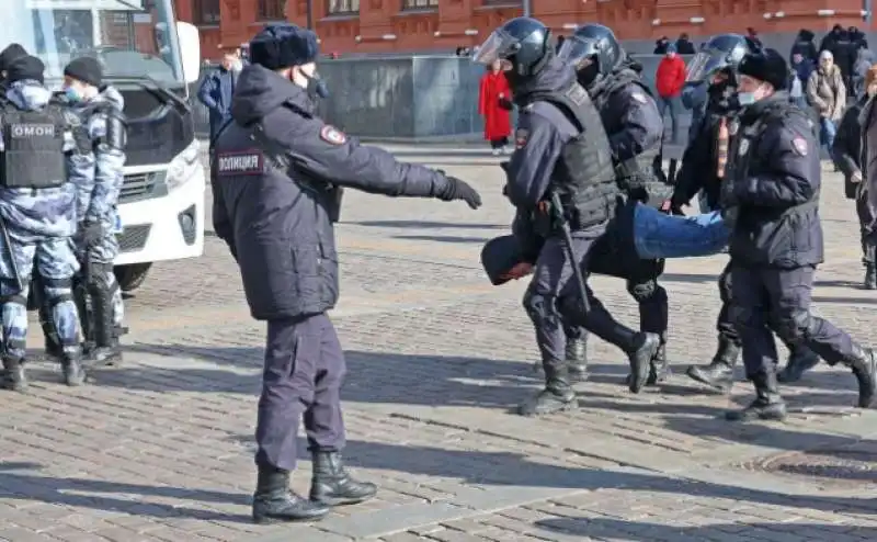 repressione in russia delle proteste contro la guerra 11