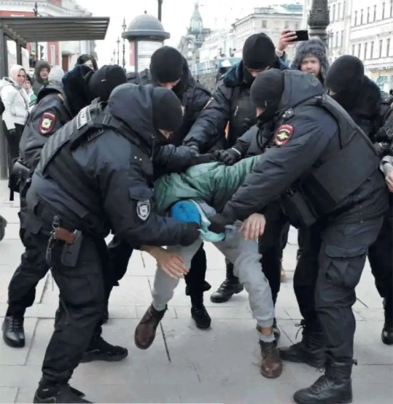 RUSSIA - ARRESTO DI UN CITTADINO CHE PROTESTA CONTRO LA GUERRA IN UCRAINA