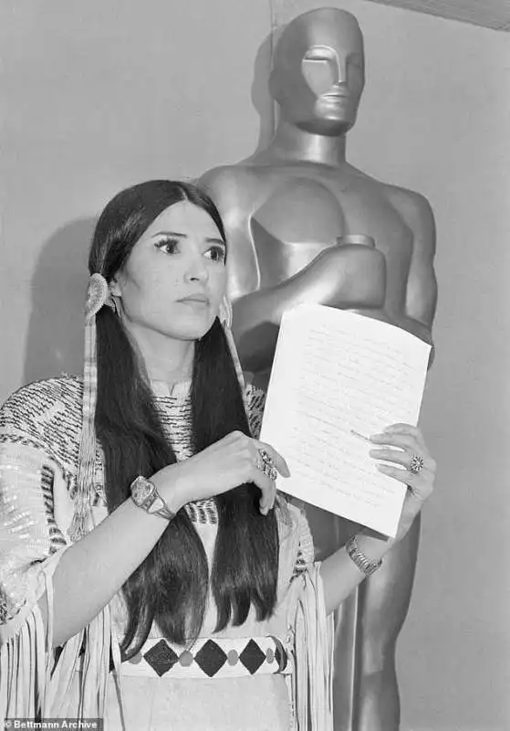 sacheen littlefeather sostuisce marlon brando   oscar 1973