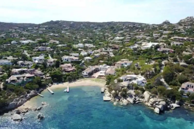 SIGILLI AL VILLA IN SARDEGNA DI Petr Olegovich Aven