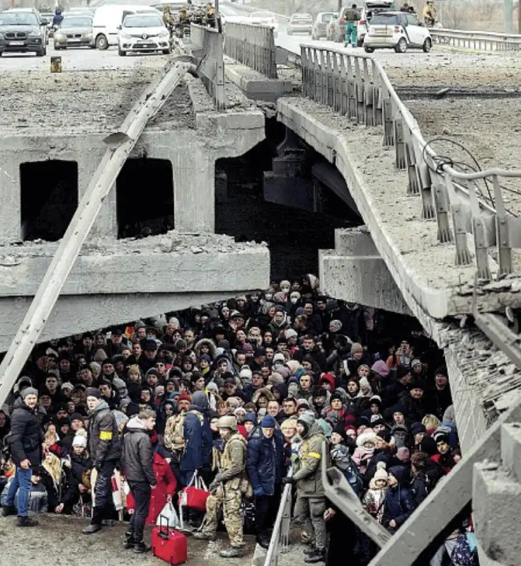 UCRAINA - CITTADINI A RIPARO SOTTO UN PONTE A IRPIN