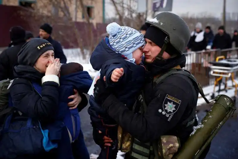 un agente di polizia saluta suo figlio mentre la sua famiglia fugge da irpin, fuori kiev, l'8 marzo