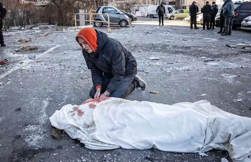 uomo piange sul corpo della madre a kiev 2