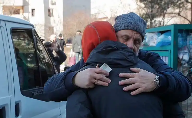 uomo piange sul corpo della madre a kiev 3