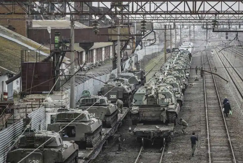 veicoli corazzati russi alla stazione ferroviaria di rostov, russia, 23 febbraio